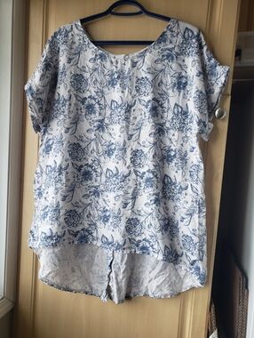Terzo Millennio Linen Relaxed Floral Scoop-Neck Tunic in Blue and White